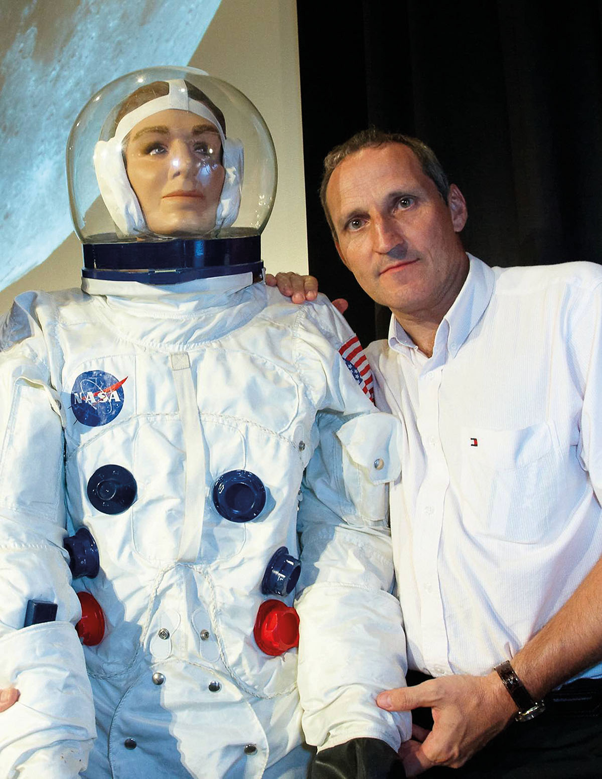 Der bisher erste und einzige Österreicher im Weltall, Astronaut Franz Viehböck, heute CEO von Berndorf, steht neben einer Figur im Weltraumanzug.