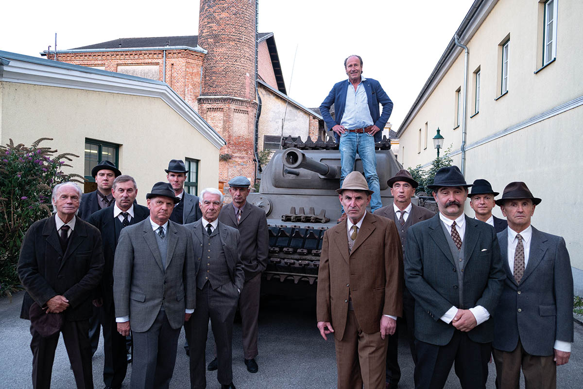 Wolfgang Rest bei den Dreharbeiten seines neuen Kinofilms "Am Ende wird alles sichtbar" auf einem Panzer.
