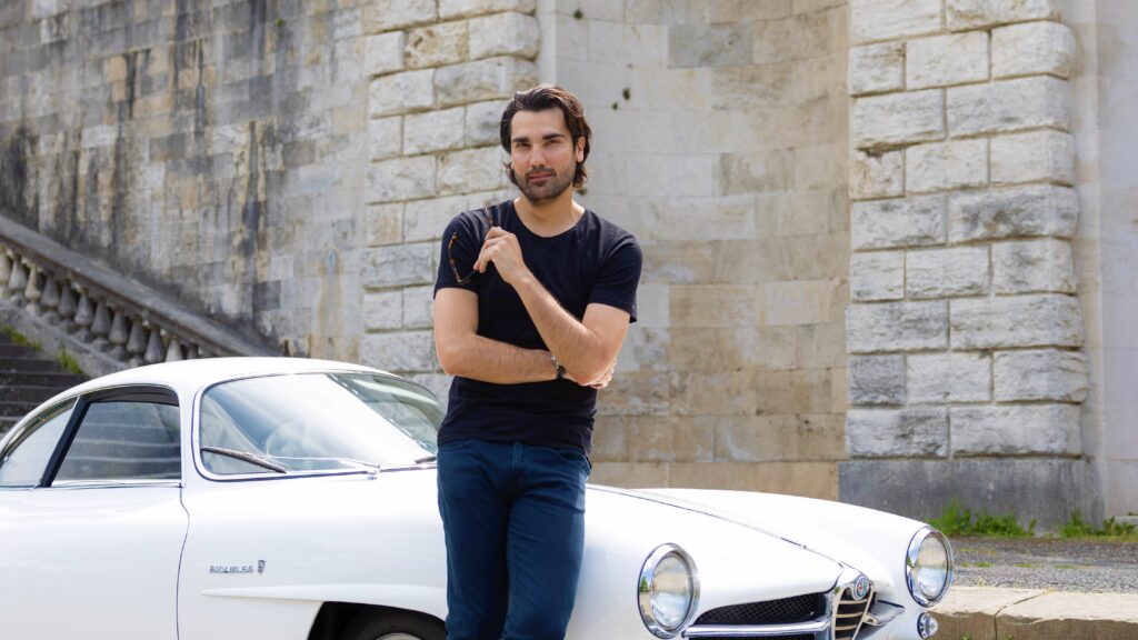 Jonathan Tetelman, der neue Star der Opernwelt, posiert in Italien für CALL vor einem weißen Oldtimer