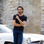 Jonathan Tetelman, der neue Star der Opernwelt, posiert in Italien für die Magazine OOOM und CALL vor einem weißen Oldtimer.