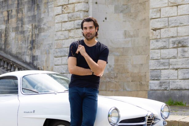 Jonathan Tetelman, der neue Star der Opernwelt, posiert in Italien für die Magazine OOOM und CALL vor einem weißen Oldtimer.