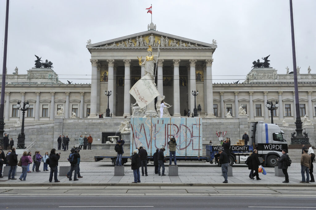 Mit dem vom ihn künstlerisch gestalteten "Cube der Würde" enterte Emmerich Weissenberger mit einem LKW das Parlament in Wien