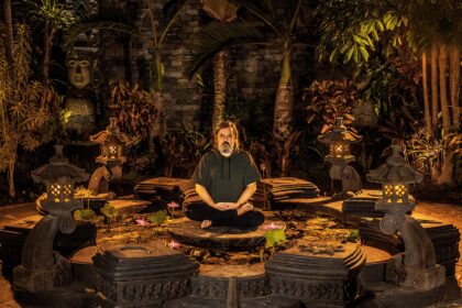 Bernd Kolb in seinem Padma-Tempel auf der Insel Java