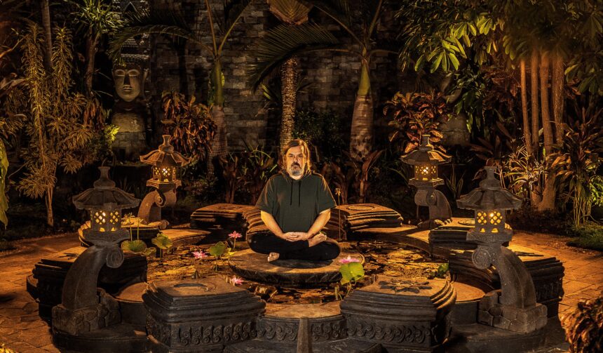 Bernd Kolb in seinem Padma-Tempel auf der Insel Java