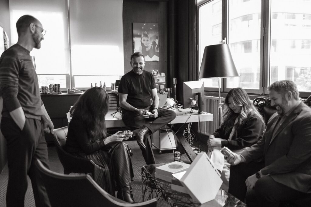 Mauro Porcini in seinem New Yorker Büro mit einigen seiner engsten Mitarbeiter
