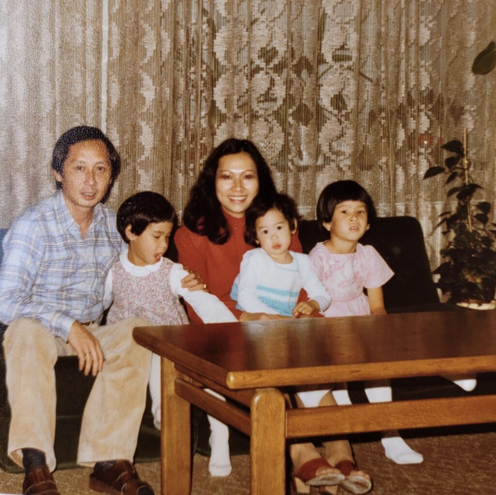 Miriam Hie mit ihren Eltern und zwei Schwestern