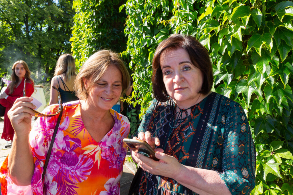 Riki Waldstädter (Garbo Jewellery), die das OOOM-Covershooting mit edlen Juwelen ausstattete (r.), mit Sabrina Bee