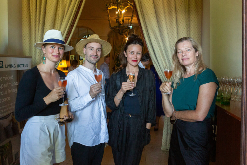 Viele Schauspieler vor Ort auf Schloss Leopoldskron, rechts Cordula Reyer