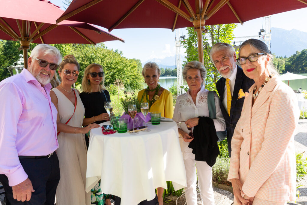 Zahlreiche Gäste kamen zur OOOM-Präsentation in Salzburg, darunter Hotelier Engelbert Lainer (g.l.) und Elisabeth Gutjahr, Rektorin der Mozart Universität (g.r.)