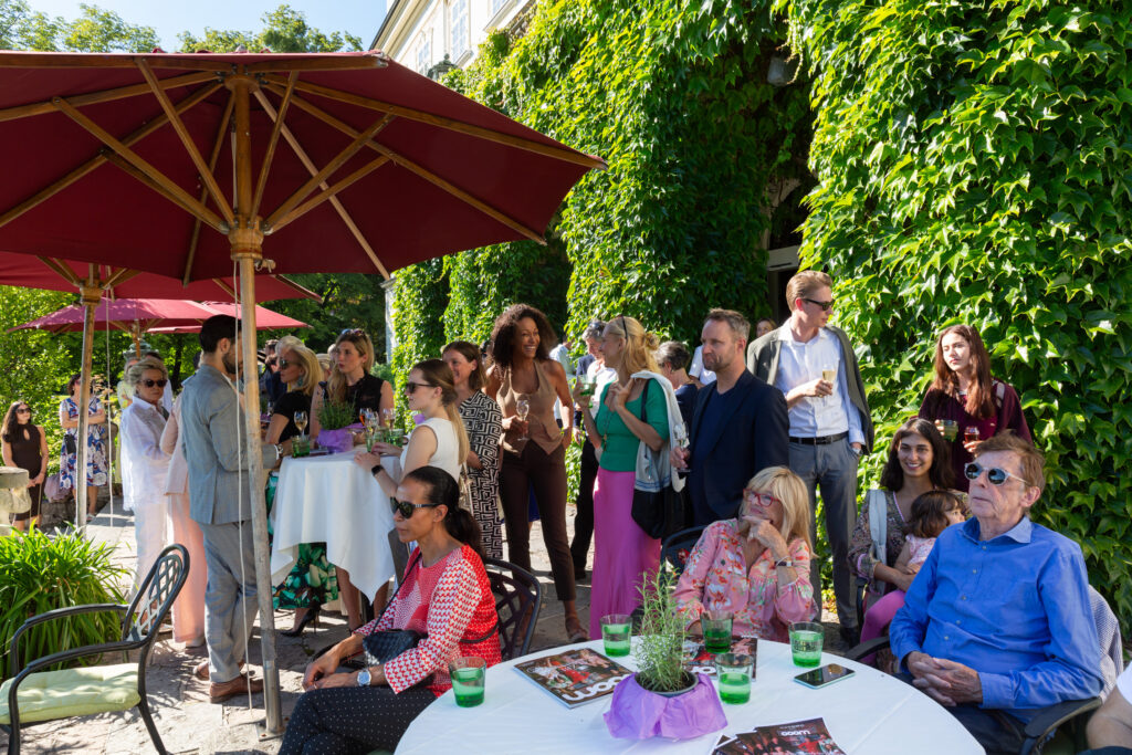 Herrliches Wetter bei der OOOM-Präsentation: Die Gäste auf der Terrasse, im Park und in der Halle des Schlosses