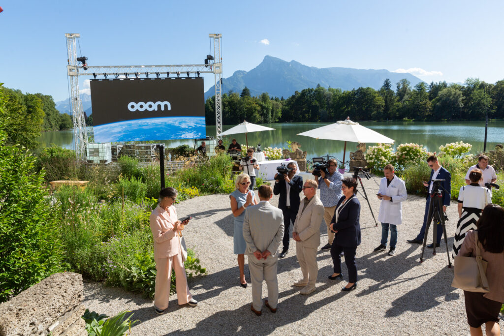 Wie eine Filmkulisse: Die OOOM-Präsentation vor Schloss Leopoldskron mit Blick auf den Leopoldskroner Weiher