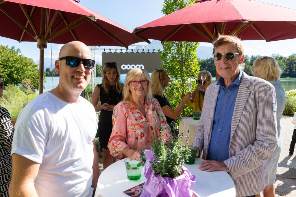 Bestsellerautor Lars Amend („Dieses bescheuerte Herz“) mit Peter Lanz (r., PR-Manager von Udo Lindenberg und den Scorpions) und seiner Frau