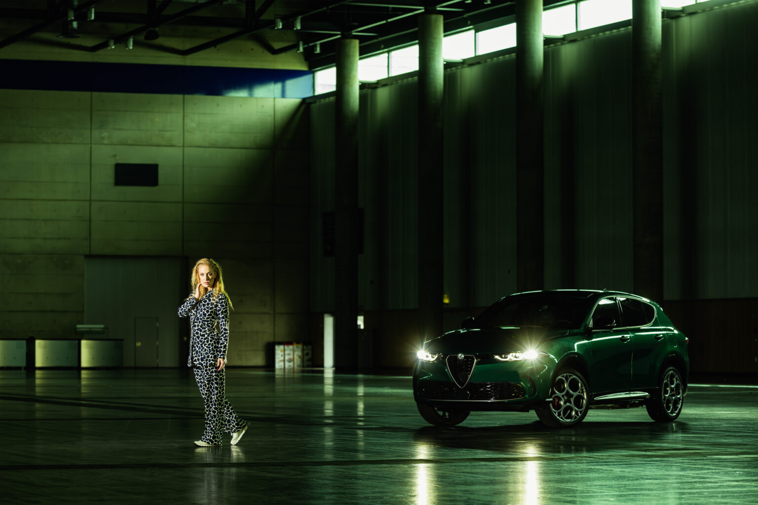 TV-Star Lilian Klebow („SOKO Donau“, „Dancing Stars“) mit dem Alfa Romeo Tonale Q4 Plug-in-Hybrid in der Messe Wien, fotografiert für OOOM.