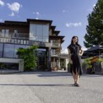 Anna Veith vor ihrem ARX-Hotel in Schladming