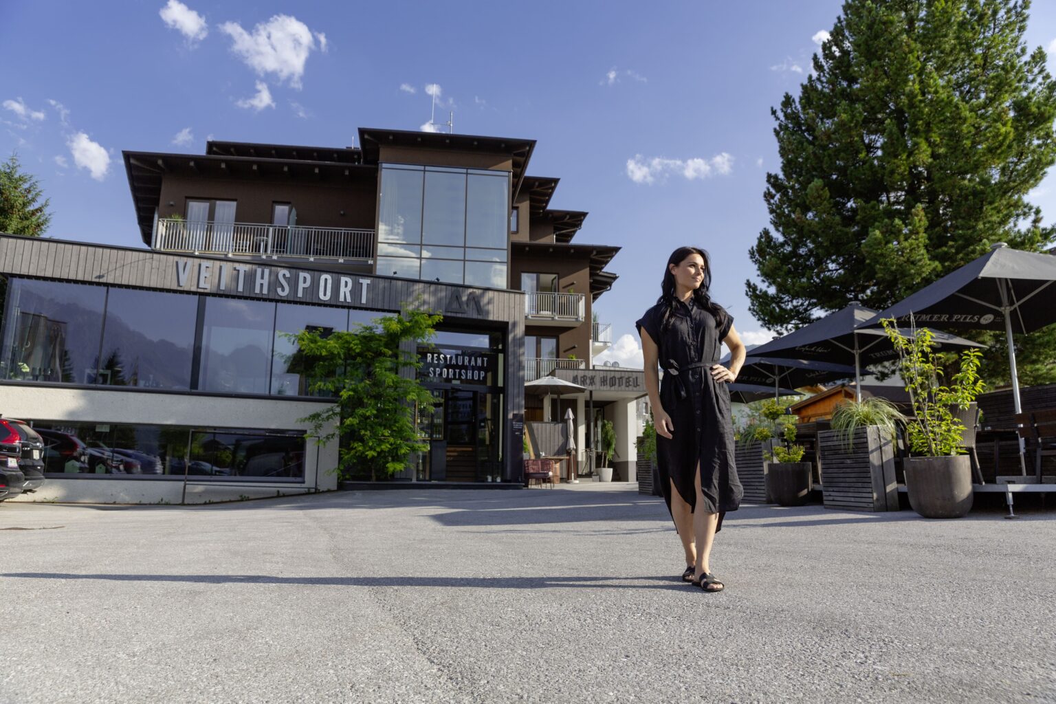 Anna Veith vor ihrem ARX-Hotel in Schladming