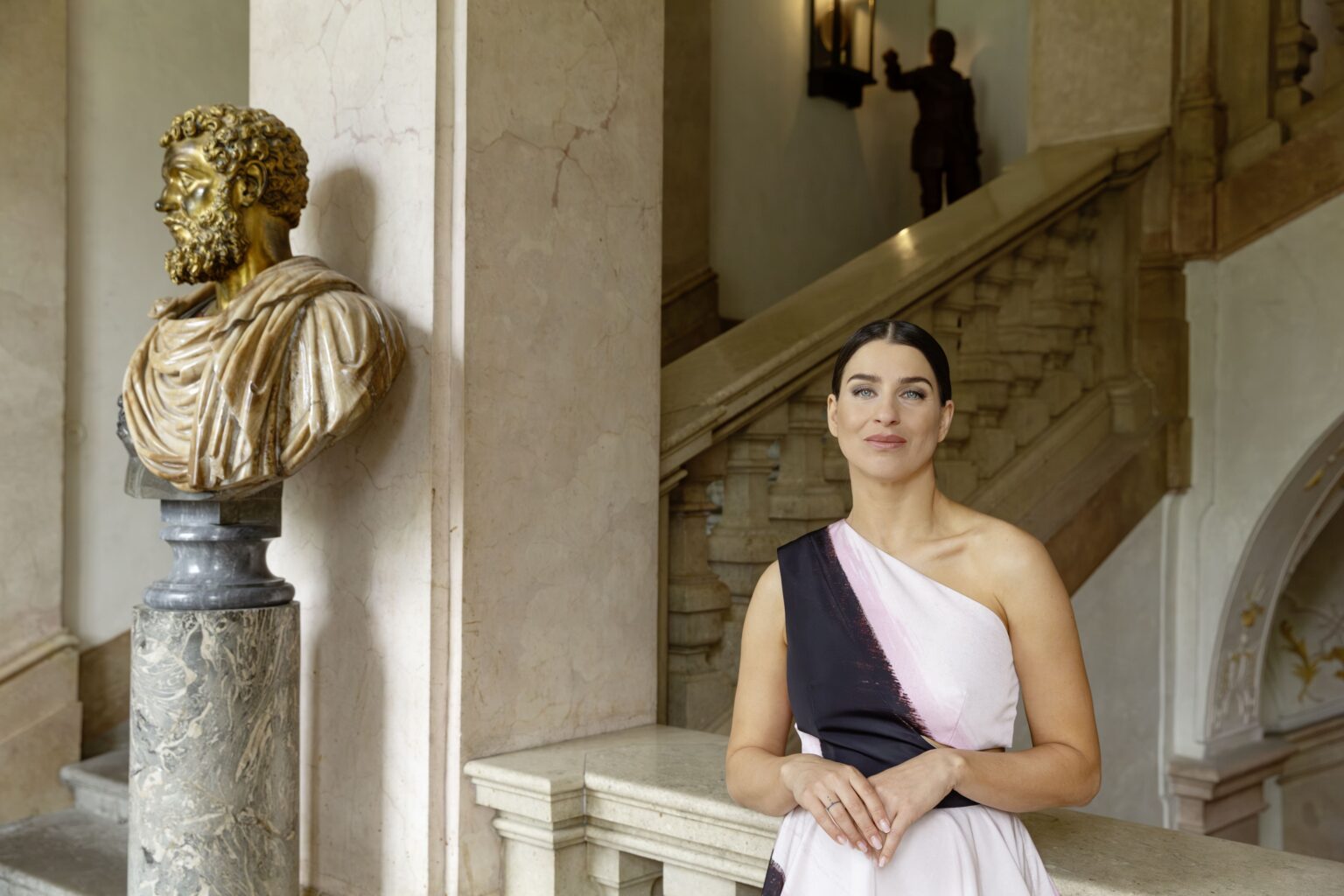 Asmik Grigorian beim OOOM-Fotoshooting auf Schloss Leopoldskron