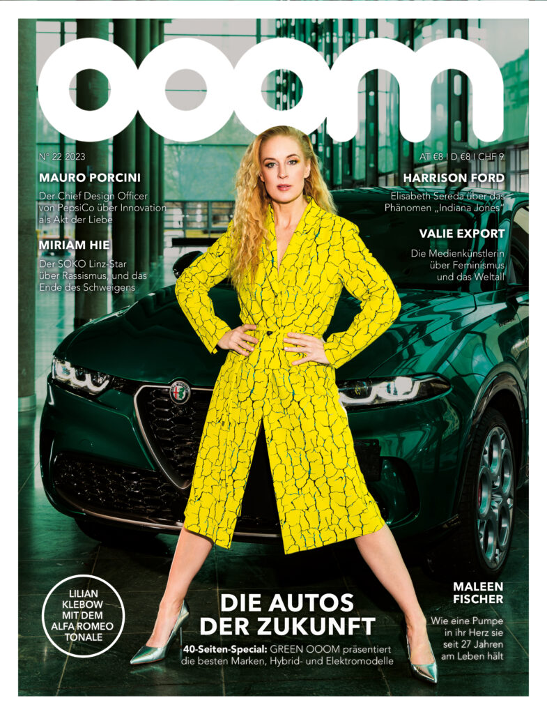 Lilian Klebow mit dem Alfa Romeo Tonale auf dem OOOM-Cover der Ausgabe 22/2023