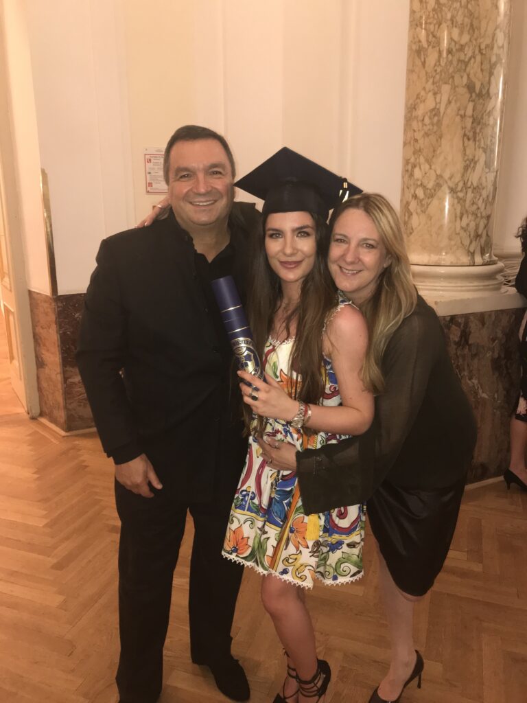 Mit ihren Eltern Gerry und Benita Fischer: Harvard-Abschluss im Sommer 2022