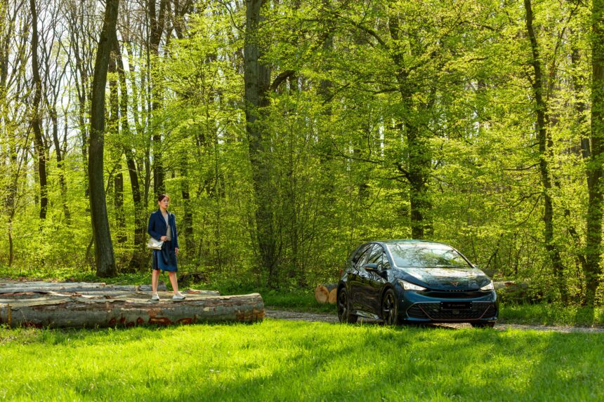 TV-Star Miriam Hie mit dem CUPRA Born 77/82 e-Boost in Lava-Blau (17kW/231 PS) beim OOOM-Fotoshooting im Wienerwald. Fashion: Michel Mayer. Tasche: Ina Kent.