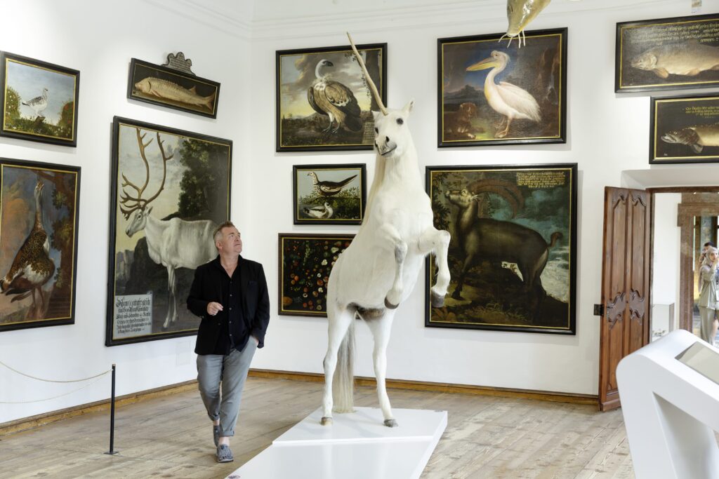 Mit dem überlebensgroßen Einhorn in der Ausstellung „SchauLust“ in Hellbrunn
