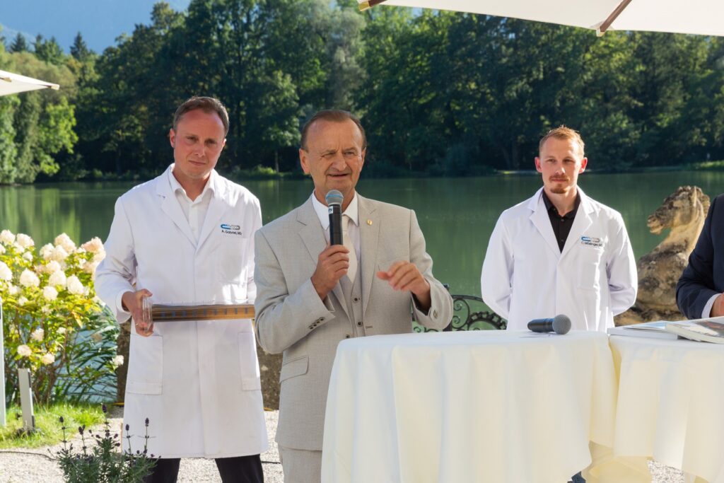 Begeisterte Gäste: Ulrich Kubinger zeigte, wie man mit einem Tropfen Nanotechnologie verschmutztes Wasser in Sekunden zu 99,6% sauber machen kann