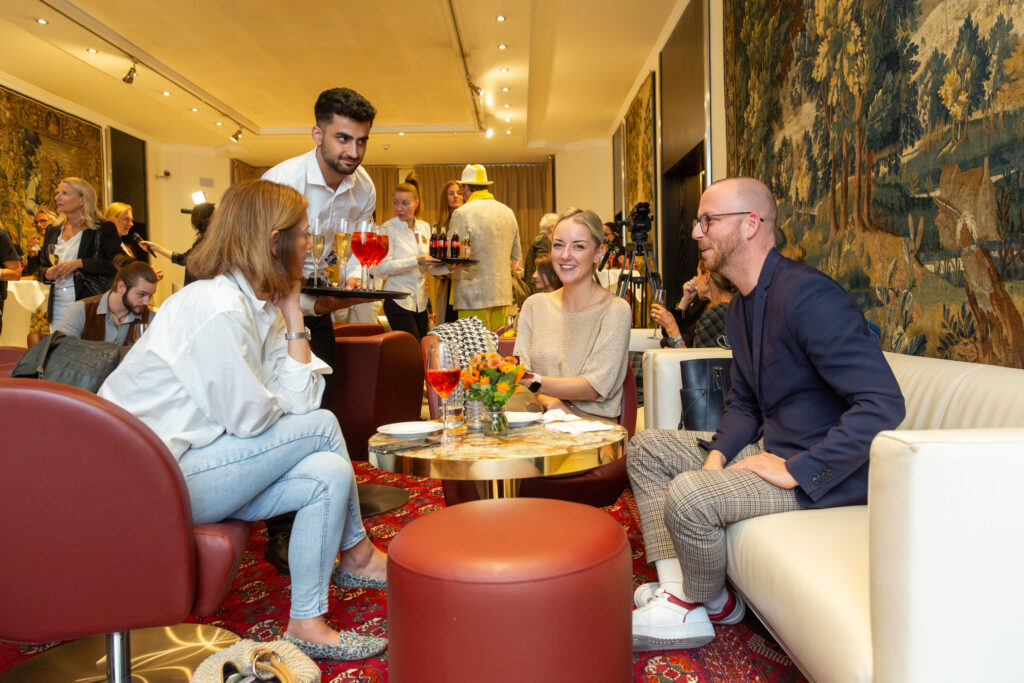 Carina Resch (l., Gruppenleitung Strategie und Marketing Ja! Natürlich), Julia Schöne (M., Senior Brand Communication Managerin, REWE International)