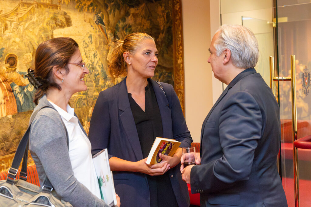 Katharina Hauer (Country Medical Lead, SANOFI) und Juliane Pamme (Country Head of Communication, SANOFI) im Gespräch mit OOOM-Chefredakteur Georg Kindel