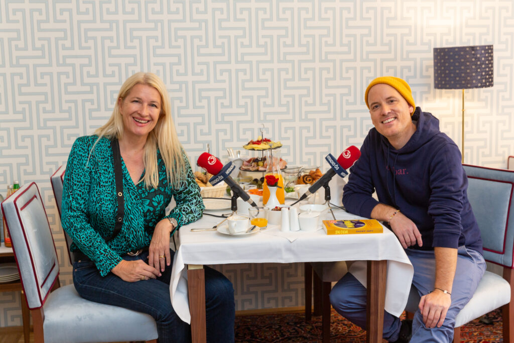 Lars Amend beim Interview mit Claudia Stöckl von Ö3 für die Sendung „Frühstück bei mir” im Living Hotel an der Oper.