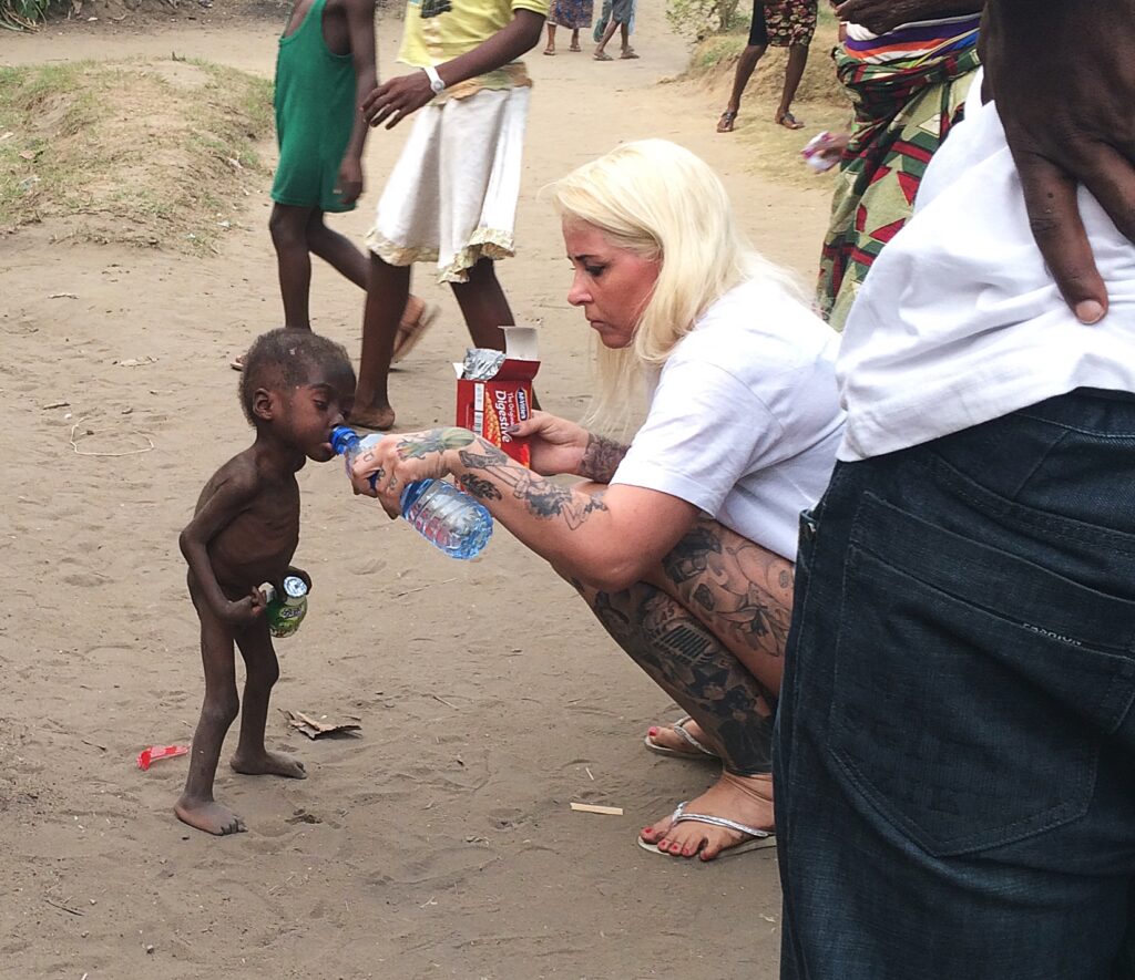 Es war ein Bild, das um die Welt ging und uns alle fassungslos machte, traurig und wütend zugleich. Entwicklungshelferin Anja Ringgren Lovén und der zweijährige nigerianische „Hexenjunge", der zum Sterben ausgesetzt wurde und dem sie später den Namen Hope geben sollte.
