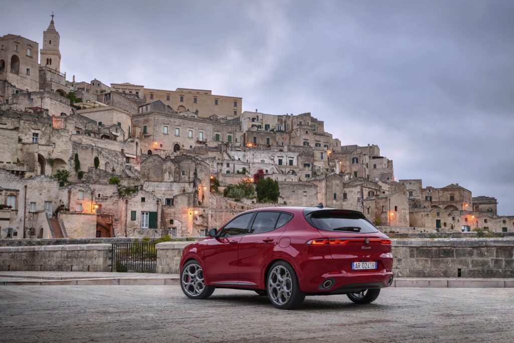 Eine Hommage an das italienische Lebensgefühl, aber auch an die Wurzeln und Sportlichkeit der Kultmarke Alfa Romeo: „Tributo Italiano“