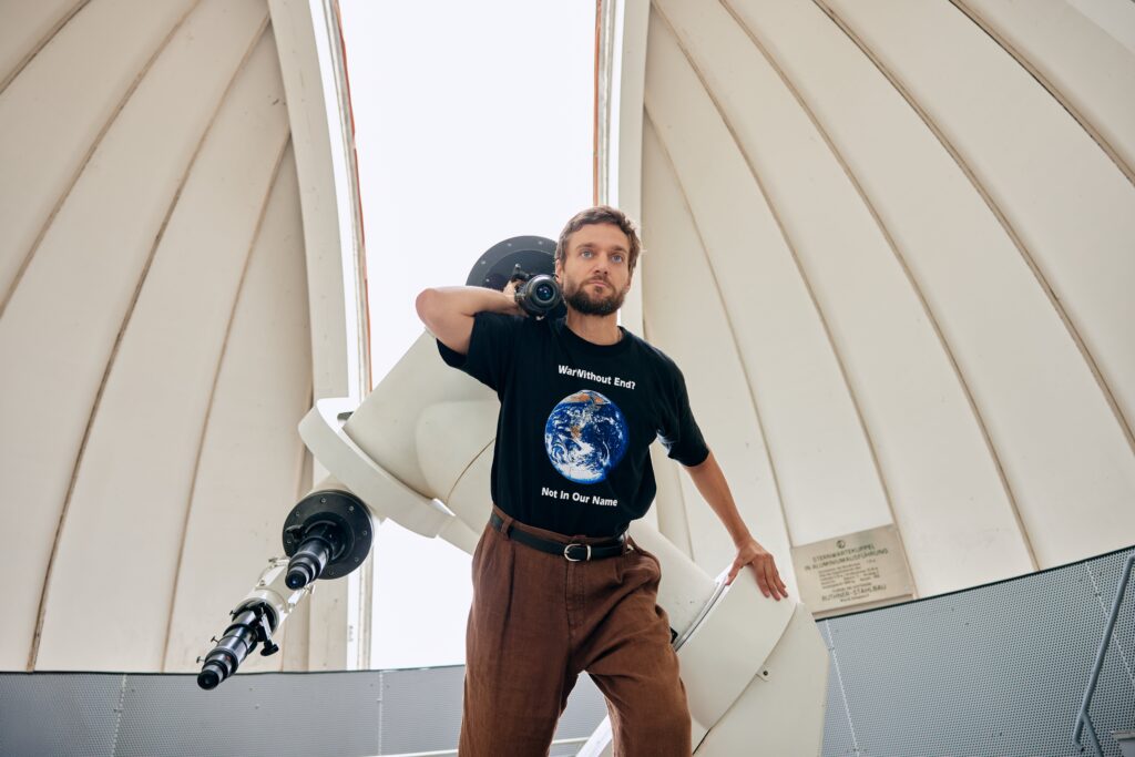 Lucas Englander, fotografiert von Celin May für CALL Magazine in der Urania Sternwarte, Wien