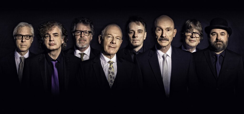 Kultmusiker: Robert Fripp (4.v.l.) 2018 mit seiner legendären Band King Crimson und dem Bassvirtuosen Tony Levin (6.v.l., Foto: Robert Fripp Archive/Dean Stockings)