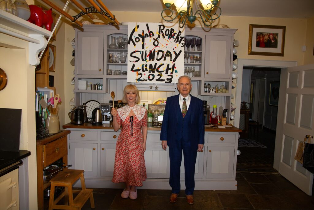 Seit Corona YouTube-
Stars: Robert Fripp mit seiner Frau, der britischen Sängerin und Schauspielerin Toyah Wilcox, bei „Toyah & Robert’s Sunday Lunch“ aus ihrer Küche (Foto: Robert Fripp Archive/David Singleton)