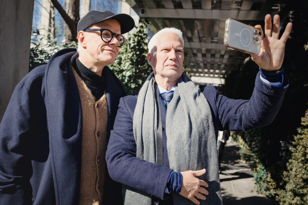 Social Media Kings: Hans Ulrich Obrist, genannt HUO, und Klaus Biesenbach (r.) in New York (Foto: CALL/Hans Ulrich Obrist und Klaus Biesenbach beim CALL-Fotoshooting in New York (Foto: CALL/Sara Naomi Lewkowicz)