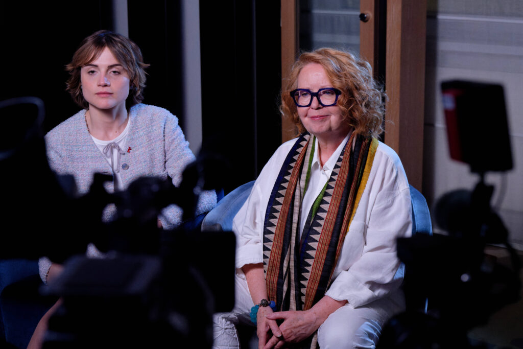 Vera Brandes mit Mala Emde, die sie im Film verkörpert, bei einem Interview zum Film (Foto: Stephan Röhl/Polyfilm)