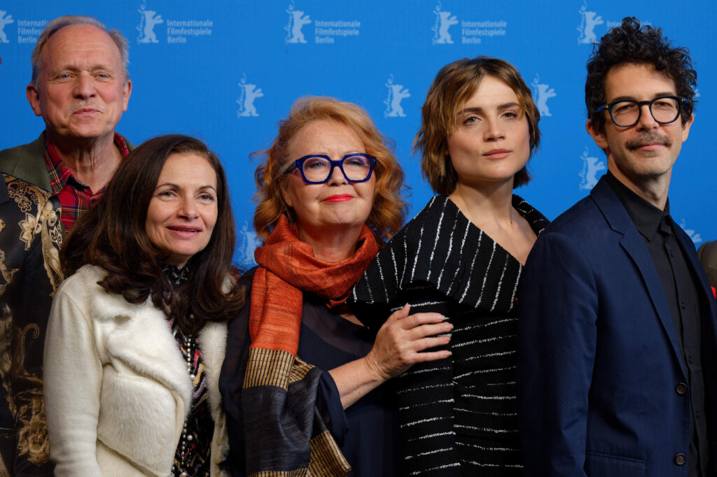 Bei der Berlinale umjubelt: Vera Brandes mit Mala Emde (2.v.r.), Regisseur Ido Fluk (g.r.) und Ulrich Tukur, der Brandes’ Vater spielt (g.l., Foto: Stephan Röhl/Polyfilm)
