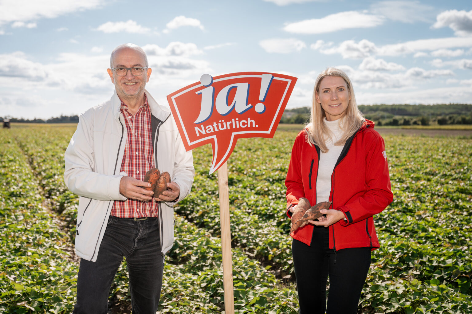 Die Ja! Natürlich-Geschäftsführer Andreas Steidl und Klaudia Atzmüller auf dem Biohof Michaeler in Marchegg (Foto: Ja! Natürlich)