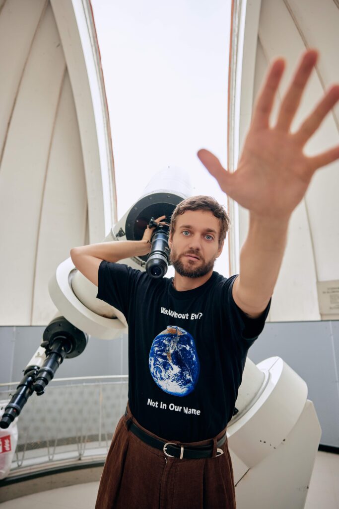 Lucas Englander in der Urania-Sternwarte (Foto: CALL Magazine/Celin May)