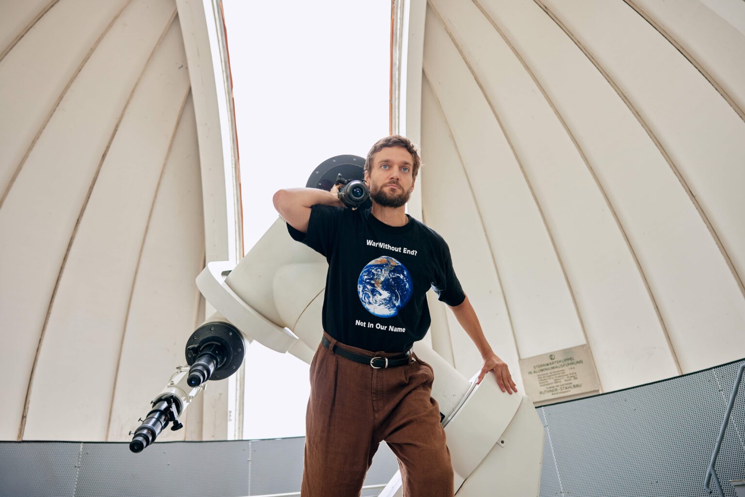 Lucas Englander beim CALL-Fotoshooting in der Wiener Urania- Sternwarte (Foto: CALL Magazine/Celin May)