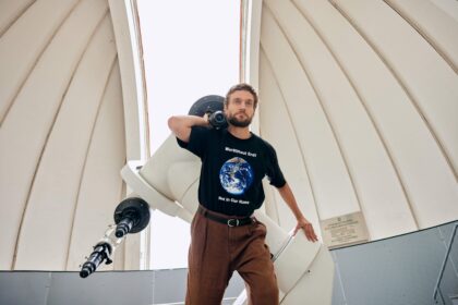 Lucas Englander beim CALL-Fotoshooting in der Wiener Urania- Sternwarte (Foto: CALL Magazine/Celin May)