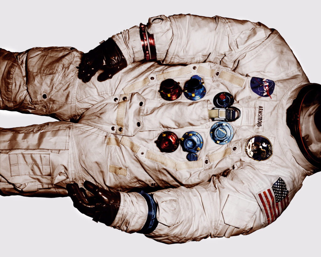 Albert Watson: Neil Armstrong’s Spacesuit from First Moonwalk, The Smithsonian Air & Space Museum, 1990 (Foto: TASCHEN Verlag/Albert Watson)