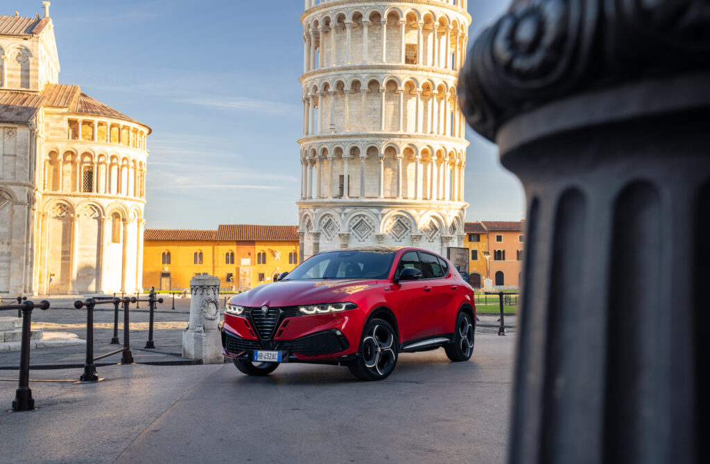 Der neue Alfa Romeo Tonale mit überarbeitetem Design, neuer Farb­palette, adaptiertem Innenraum, vier Ausstattungslinien und mit bis zu 270 PS  soll Alfa Romeos Erfolgsgeschichte 2026 weiterschreiben (Foto: Stellantis)