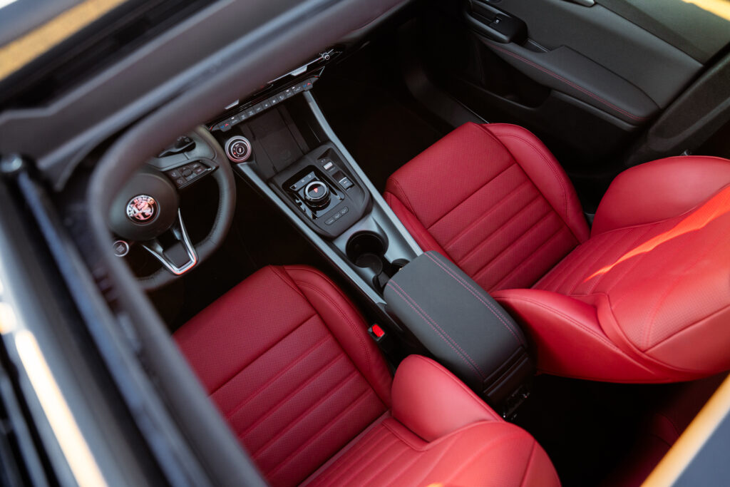 Auf Wunsch auch mit roten Ledersitzen: Der neue Alfa Romeo Tonale (Foto: Stellantis)