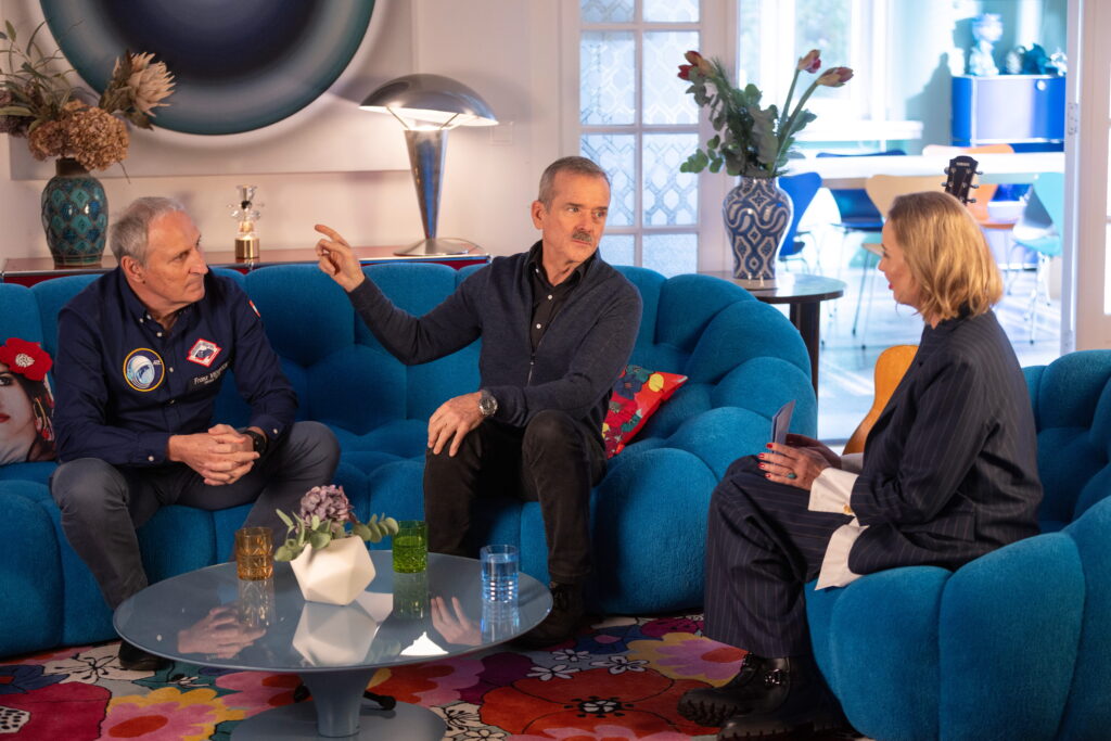 Die Astronauten Franz Viehböck (l.) und Chris Hadfield zu Gast im neuen CALL Studio der PANAREA Studios in Wien-Währing bei der ersten Ausgabe der CALL „Sofatalks“ (Foto: CALL Magazine/Roland Unger)