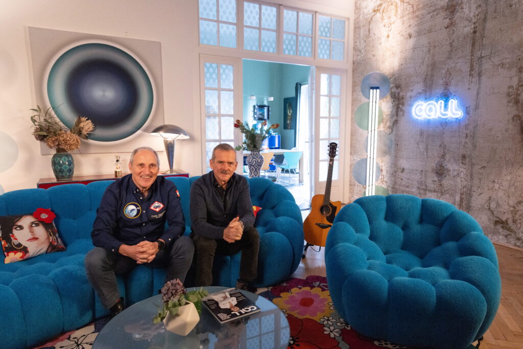 Die Astronauten Franz Viehböck (l.) und Chris Hadfield zu Gast im neuen CALL Studio der PANAREA Studios in Wien-Währing bei der ersten Ausgabe der CALL „Sofatalks“ (Foto: CALL Magazine/Roland Unger)