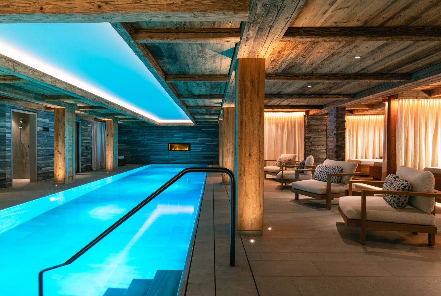 Privater Indoor-Pool: Die Arula Chalets sind zwei Top-Chalets in Oberlech, die man nur als Ganzes buchen kann. Größe: 1.800 m2 (neun Zimmer) und 800 m2 (vier Zimmer, Foto: Reto Guntli/Arula Chalets)