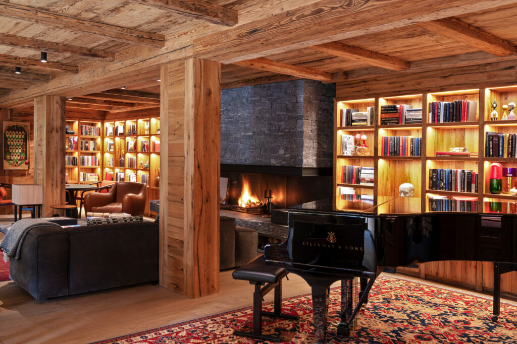 Salon mit eigenem Flügel (Foto: Reto Guntli/Arula Chalets)