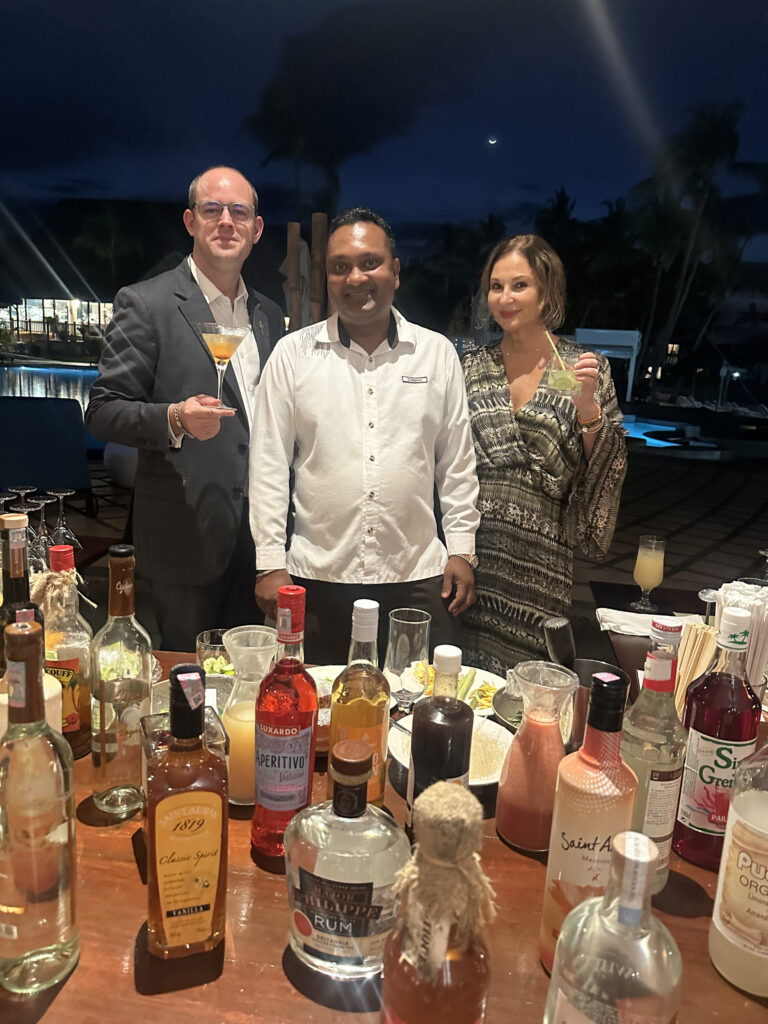 Beachcomber-Chefsommelier Julien Laugier (g.l.) mit CALL-Herausgeberin Christina Zappella-Kindel bei der Rumverkostung