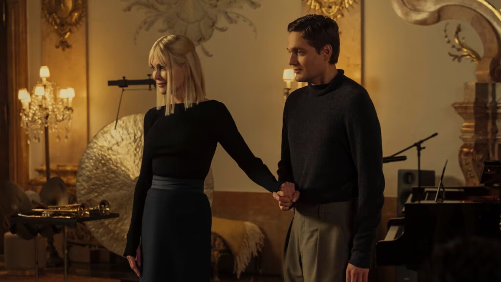 Lucas Englander mit Nicole Kidman in der Serie „Nine Perfect Strangers“ (Foto: Amazon Prime)