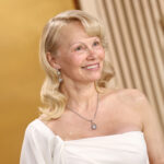 Pamela Anderson als Testimonial für Pandora bei den SAG Awards 2025 (Foto: Pandora/Getty Images, mit freundlicher Genehmigung durch Pandora)